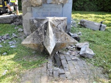 В Польщі знесли пам’ятник радянській армії