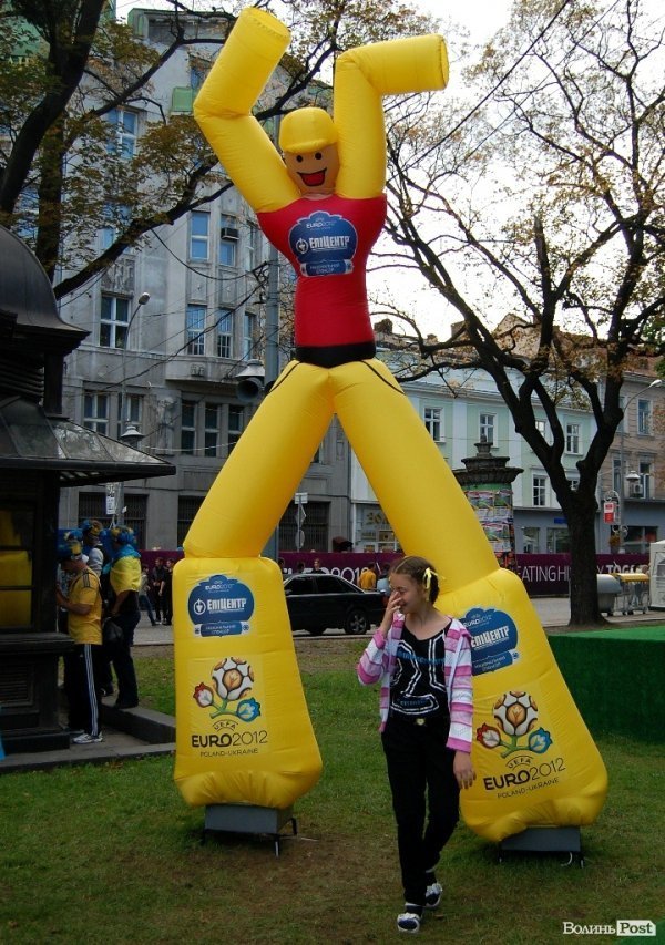 Як у Львові вболівали за Україну в матчі з Францією. ФОТО