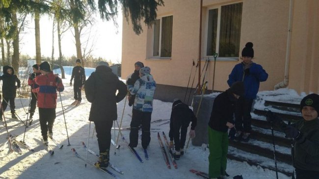 Діти на Волині готуються до чемпіонату області зі спортивного лижного туризму