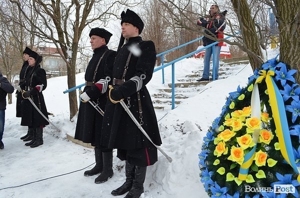У Луцьку вшанували героїв Крут. ФОТО