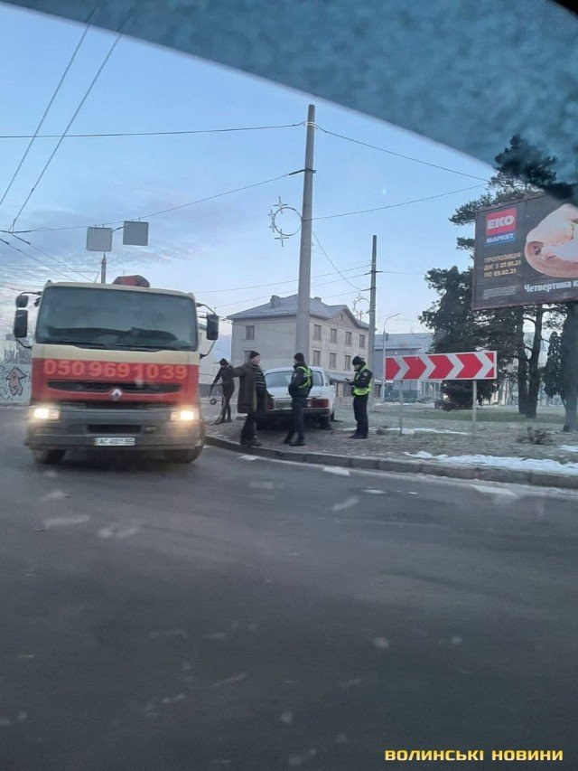 У Луцьку на кільці – аварія: «Волга» влетіла в стовп