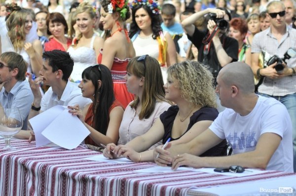 Парад наречених у Луцьку. ФОТО