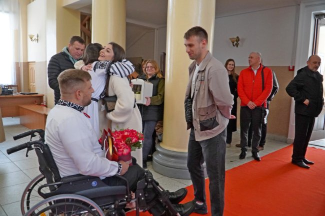 На  Волині побралися ветеран війни Олександр з коханою Юлією. ФОТО