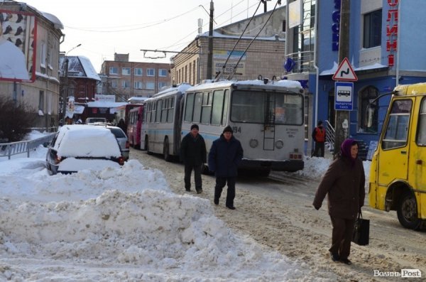 У центрі Луцька - знову затор. Тепер через водія «Мазди». ФОТО 