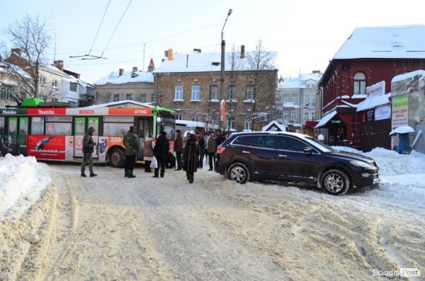 У центрі Луцька - знову затор. Тепер через водія «Мазди». ФОТО 