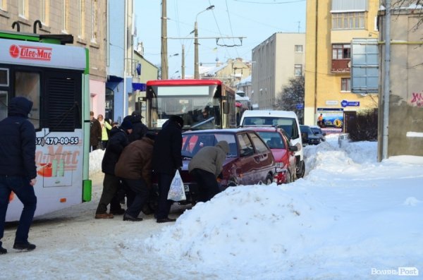 У центрі Луцька - знову затор. Тепер через водія «Мазди». ФОТО 