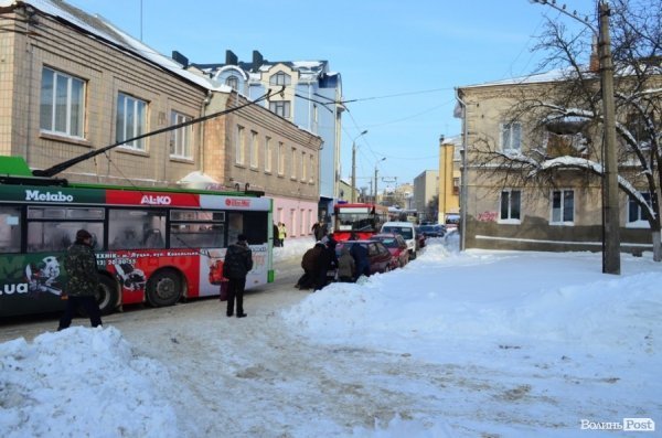 У центрі Луцька - знову затор. Тепер через водія «Мазди». ФОТО 