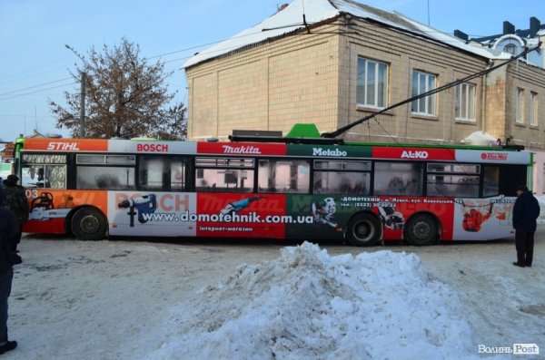 У центрі Луцька - знову затор. Тепер через водія «Мазди». ФОТО 