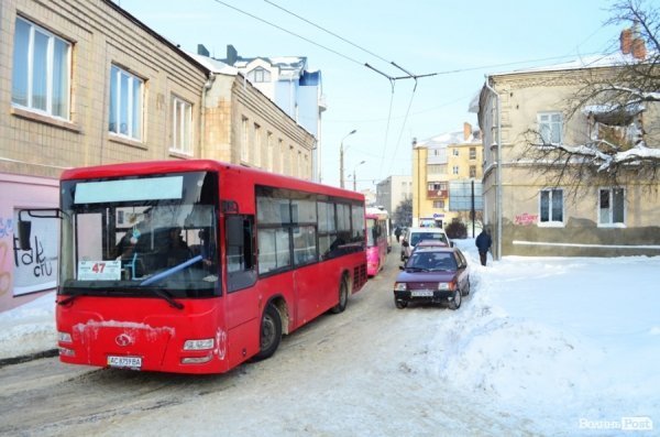 У центрі Луцька - знову затор. Тепер через водія «Мазди». ФОТО 