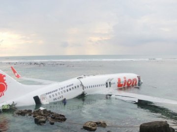 Поблизу Балі в океан упав літак. ФОТО