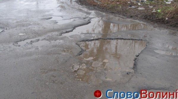 Луцькі дороги після снігу: ями, вибоїни, калюжі. ФОТО