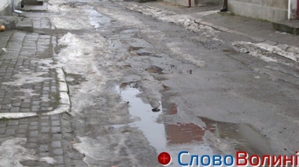 Луцькі дороги після снігу: ями, вибоїни, калюжі. ФОТО