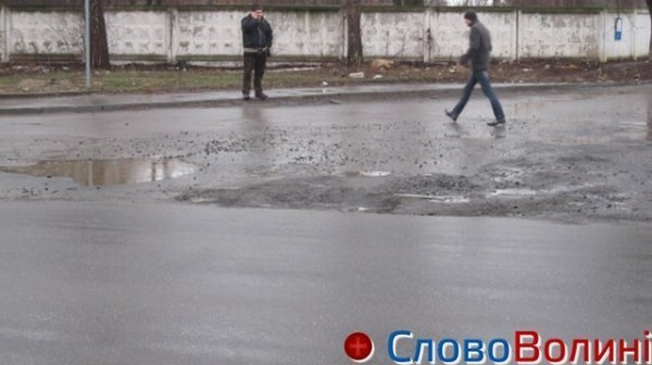 Луцькі дороги після снігу: ями, вибоїни, калюжі. ФОТО