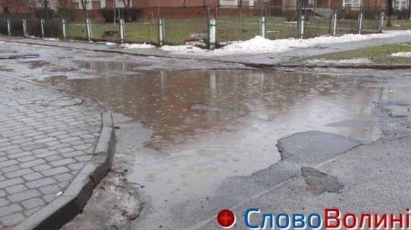 Луцькі дороги після снігу: ями, вибоїни, калюжі. ФОТО