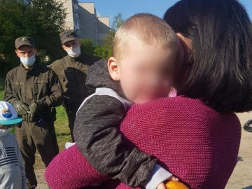 У Луцьку 3-річний хлопчик блукав містом, поки його матір розпивала алкоголь