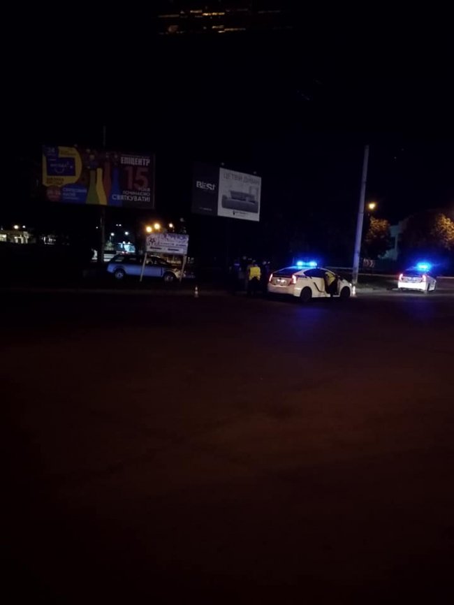 Вночі у Луцьку автомобіль злетів з дороги. ФОТО