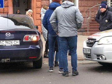 У центрі Луцька зіткнулися учбовий автомобіль та Mazda. ФОТО