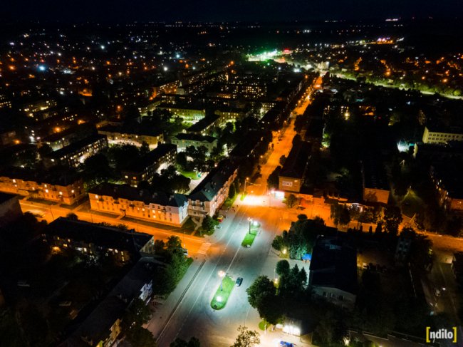 Яскраві вогні і завод, що «не спить»: показали, який вигляд з висоти вночі має місто на Волині. ФОТО