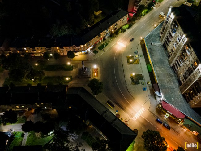 Яскраві вогні і завод, що «не спить»: показали, який вигляд з висоти вночі має місто на Волині. ФОТО