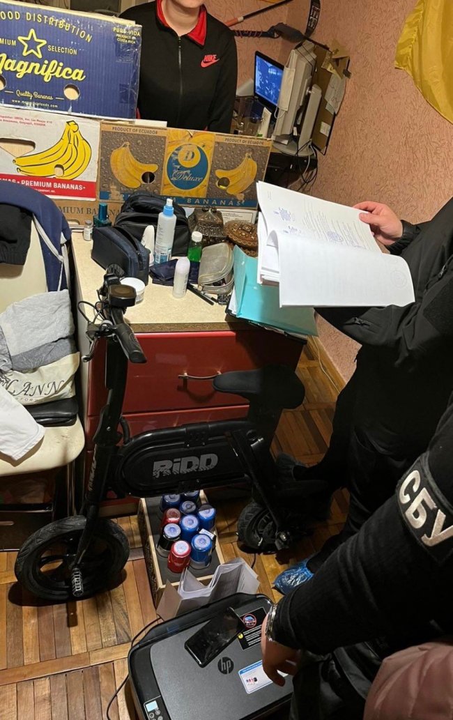 Майже 3000 доларів за підроблені документи: лучанка разом зі спільниками переправляла військовозобов'язаних чоловіків за кордон. ФОТО