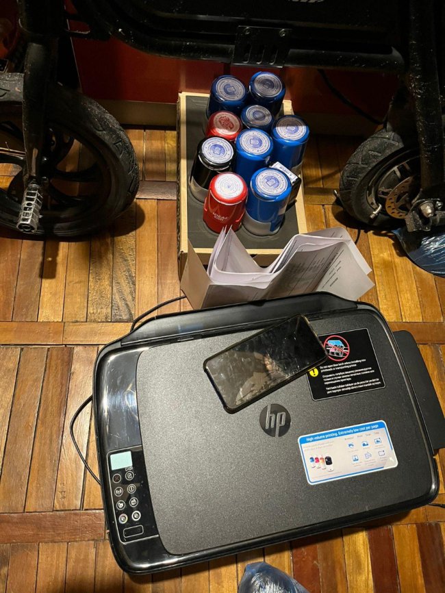 Майже 3000 доларів за підроблені документи: лучанка разом зі спільниками переправляла військовозобов'язаних чоловіків за кордон. ФОТО