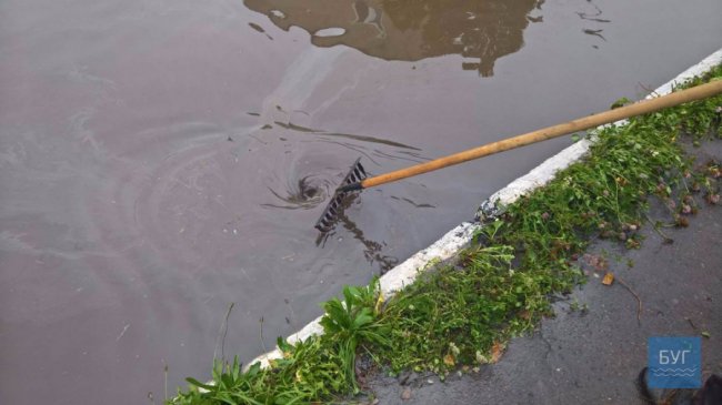 Потоп у Нововолинську: авто пливуть вулицею