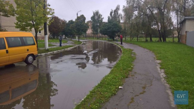 Потоп у Нововолинську: авто пливуть вулицею