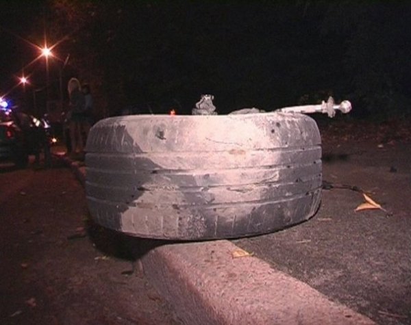 У Києві в аварії у Porsche відлетіло два колеса. ФОТО