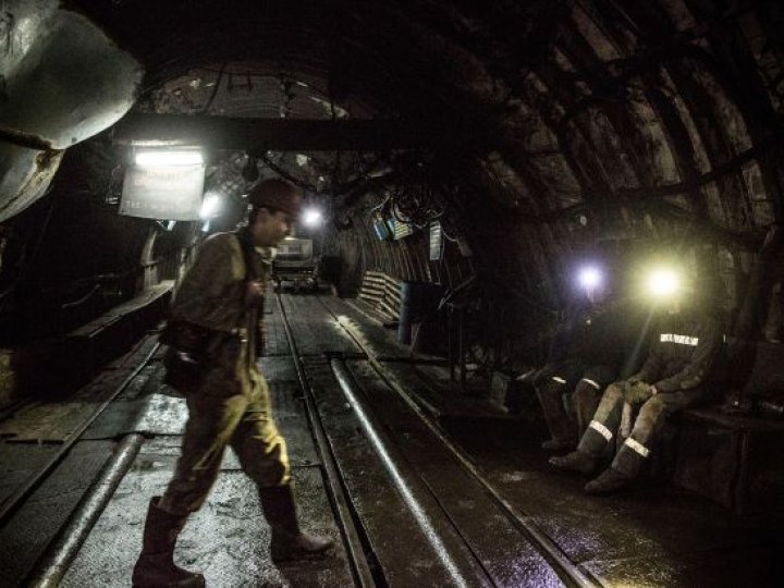 Майже 2600 гірників під землею: РФ знеструмила шахти на Дніпропетровщині