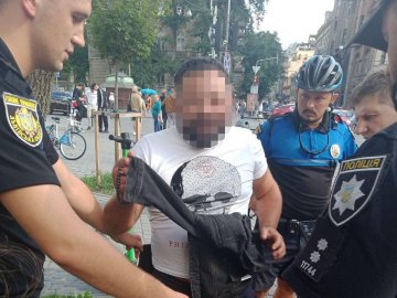 У кафе в центрі Львова чоловік влаштував стрілянину