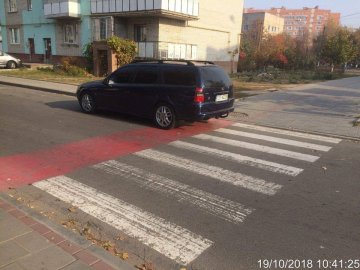 У Луцьку автохам припаркувався на пішохідному переході. ФОТО