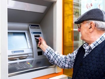 На Волині зловмисник викрав у пенсіонера кошти біля банкомату