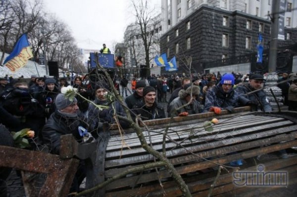 У Києві будують нові барикади. ФОТО