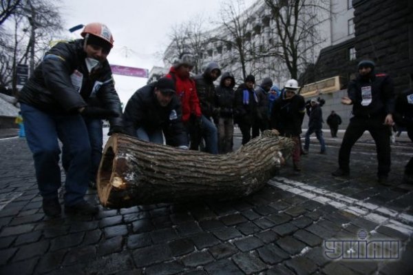У Києві будують нові барикади. ФОТО