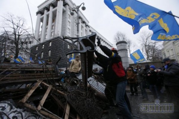 У Києві будують нові барикади. ФОТО