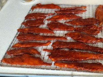 Подружжя з Луцька вдома сушать поживні снеки для ЗСУ. ФОТО. ВІДЕО