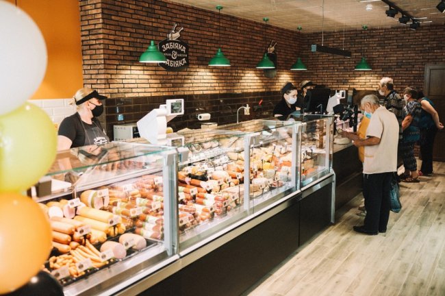 Брати Забіяки відкрили фірмовий магазин у рідному для них будинку*