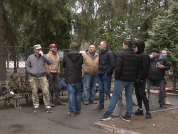 У луцькому військкоматі – черги. ВІДЕО