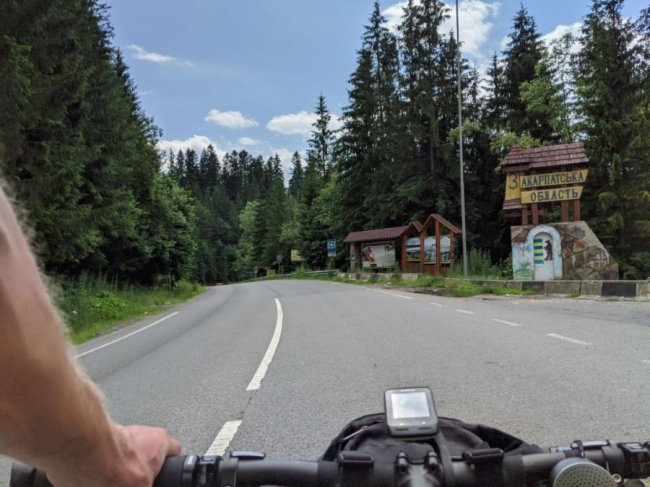 Двоє волинян проїхали на велосипеді понад тисячу кілометрів, аби дістатися Карпат. ФОТО