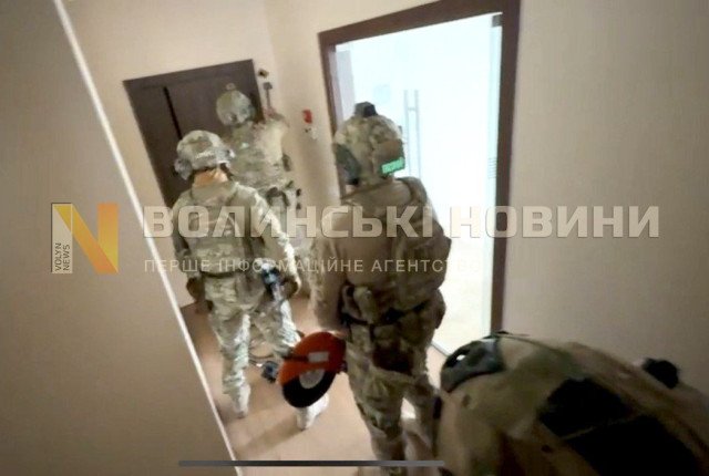 У Луцьку - обшуки: викрили групу шахраїв, які «розводили» людей на гроші