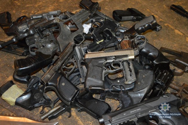 Волинські поліцейські знищили незаконну зброю