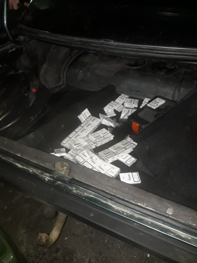 На волинському пункті пропуску затримали автомобіль, набитий цигарками. ФОТО
