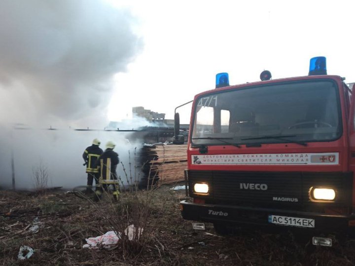 Біля Луцька горіло підприємство. ФОТО