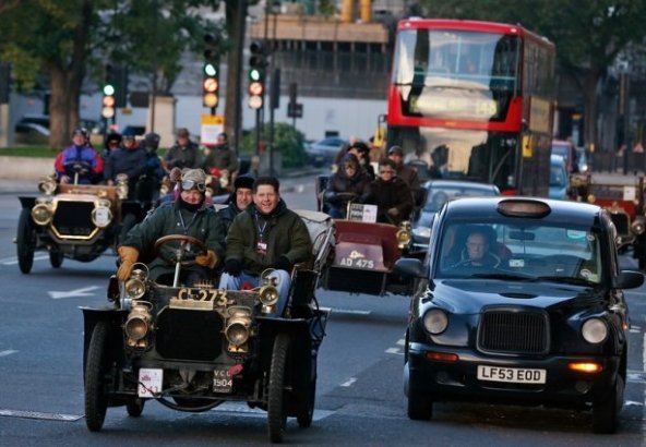 Автопробіг у Лондоні: вулицями міста проїхалося півтисячі раритетних авто. ФОТО. ВІДЕО
