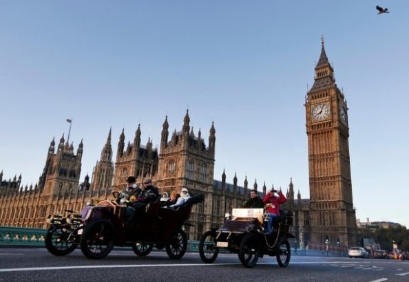 Автопробіг у Лондоні: вулицями міста проїхалося півтисячі раритетних авто. ФОТО. ВІДЕО