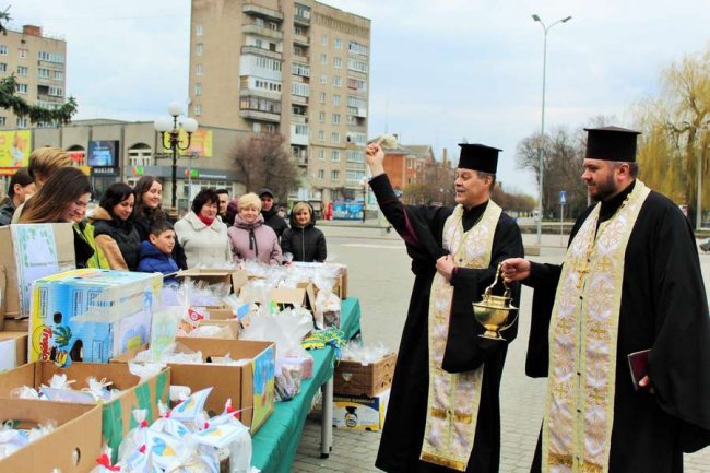 У Ковелі освятили паски для луганських тероборонівців. ФОТО
