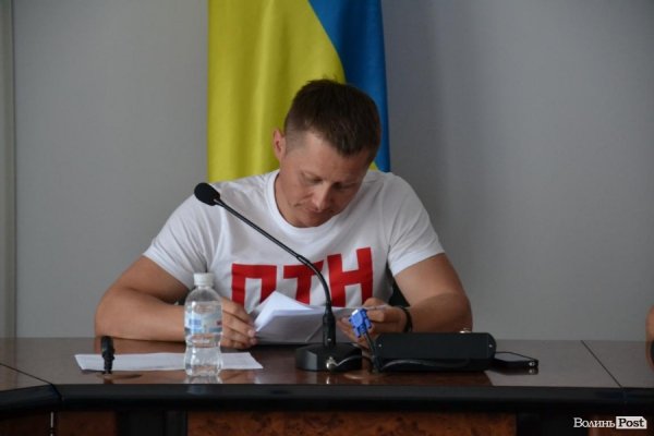 Козюра знову прийшов у антипутінській футболці