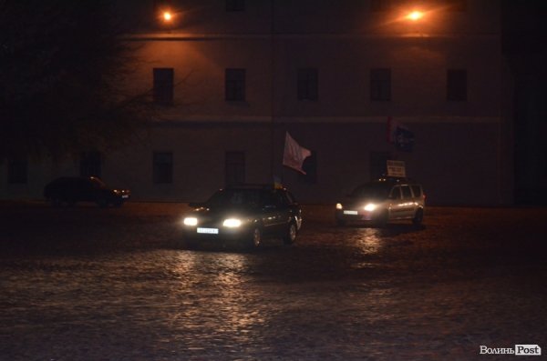 Автомайдан у Луцьку зустрічали вогняним шоу. ФОТО