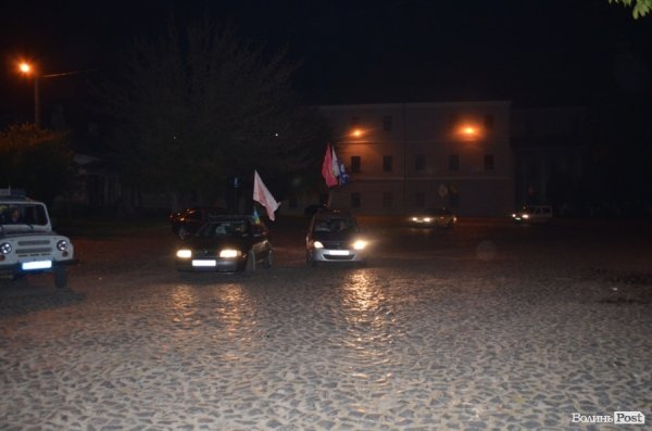 Автомайдан у Луцьку зустрічали вогняним шоу. ФОТО
