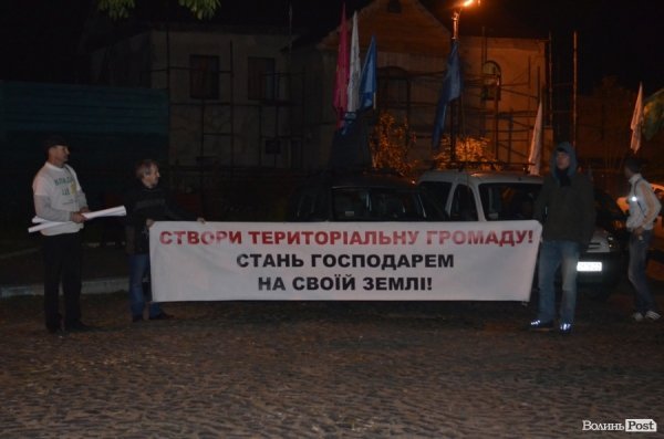 Автомайдан у Луцьку зустрічали вогняним шоу. ФОТО